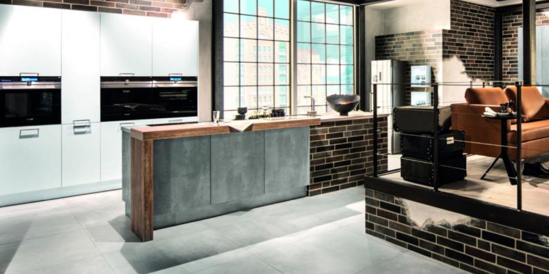 Grande cuisine ouverte moderne en briques