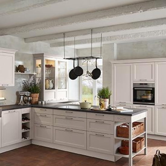 Grande cuisine en bois blanc et marbre noir